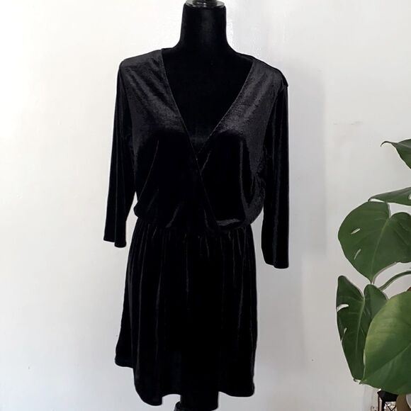 H&M Black velvet dress   - Picture 1 of 4